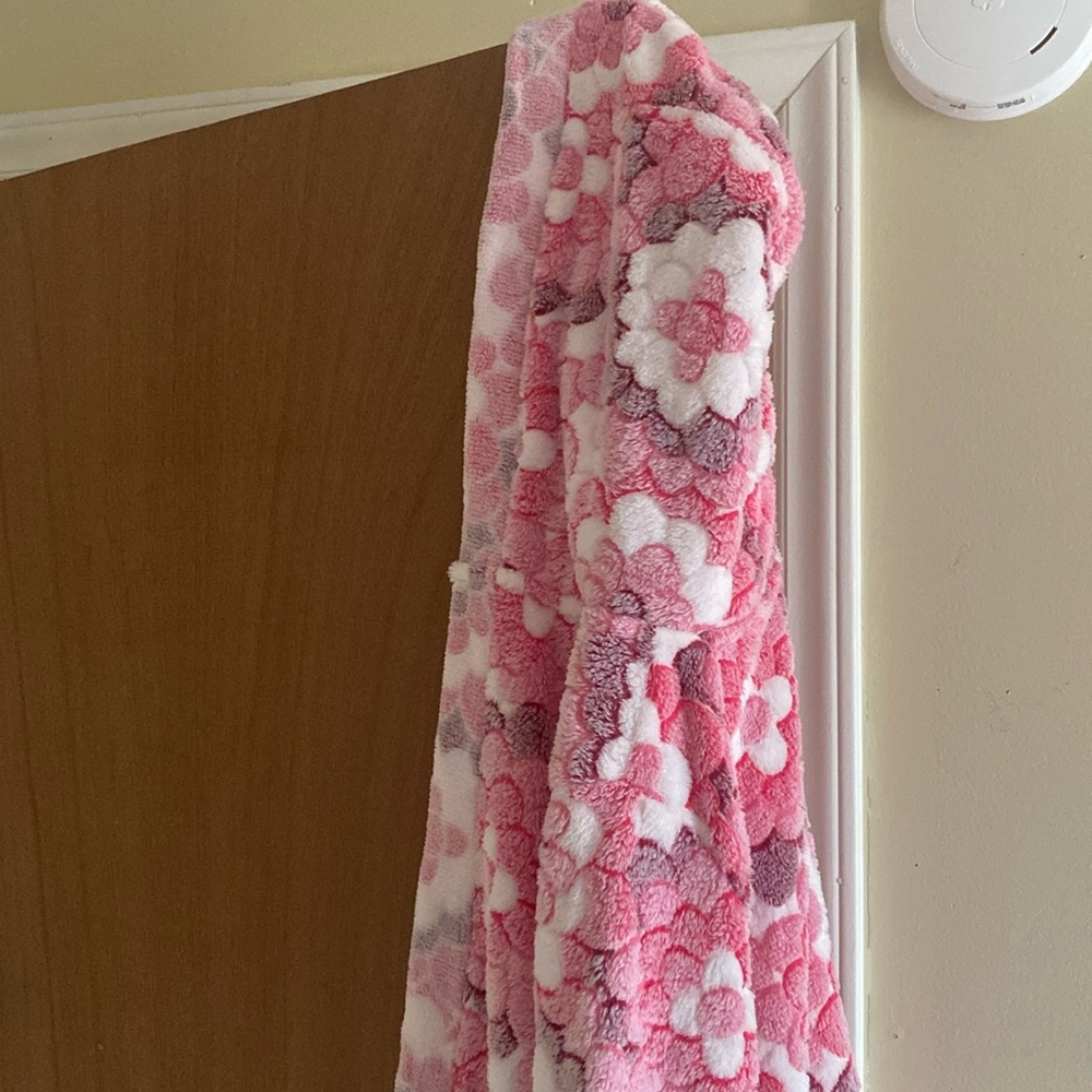 Kids size bathrobe size XL for girls. Worn once still in great shape.